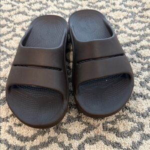 OOFOS Dark Slide Sandals